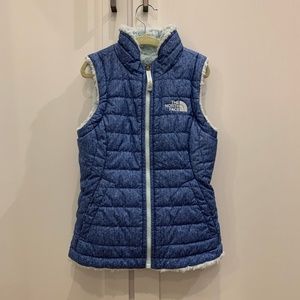 The North Face Girls Reversible Mossbud Swirl Vest